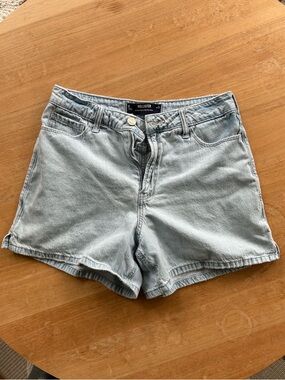 Hollister Ultra High Rise Baggy 90's Denim Short Light Wash
